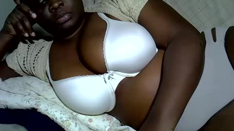 Snapshot of pearl_33 chatting on 11/05/25, 05:02 Keci online show from 11/05/25, 05:02