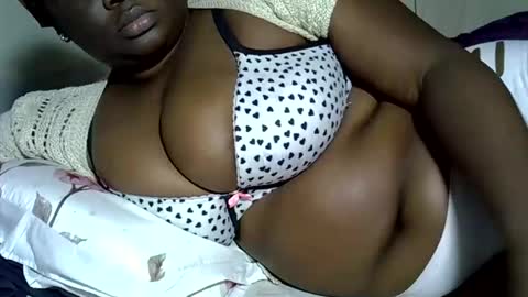 Snapshot of pearl_33 chatting on 11/19/25, 01:22 Keci online show from 11/19/25, 01:22