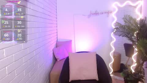 Snapshot of penelope_tay chatting on 10/25/25, 04:35 penelope online show from 10/25/25, 04:35