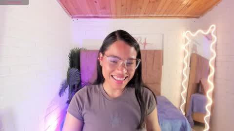 Snapshot of penelope_tay chatting on 11/18/25, 03:23 penelope online show from 11/18/25, 03:23