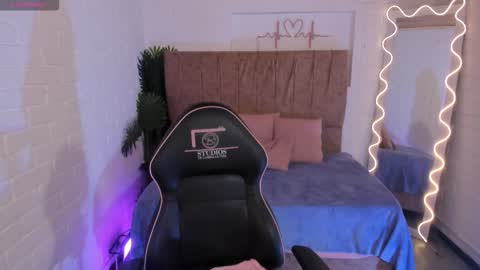 Snapshot of penelope_tay chatting on 11/20/25, 03:28 penelope online show from 11/20/25, 03:28