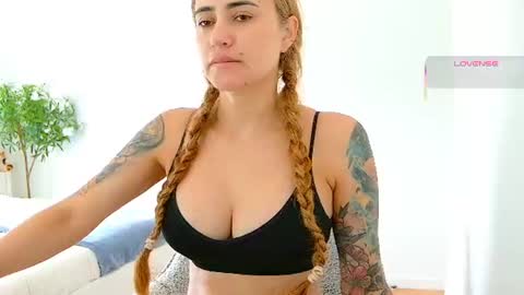 Snapshot of pennyy__ chatting on 07/13/26, 10:29 Hi Im Penelope better vibrations 1111 online show from 07/13/26, 10:29