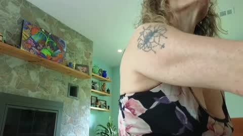 Snapshot of peppermintdusty chatting on 04/29/26, 05:30 Peppermint and Dusty online show from 04/29/26, 05:30