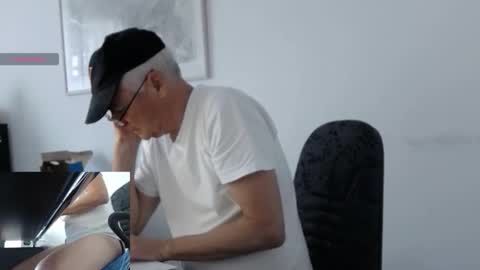 Snapshot of perdill chatting on 04/21/26, 06:09 Mr Pondaro online show from 04/21/26, 06:09