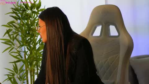 Dee online show from 02/13/25, 09:09