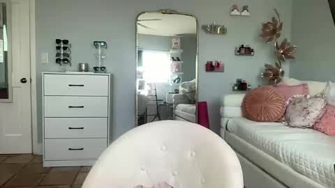 Snapshot of perfecttalldoll chatting on 03/25/26, 10:05 chainey online show from 03/25/26, 10:05