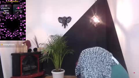 Snapshot of perla_campbell chatting on 02/13/25, 11:58   online show from 02/13/25, 11:58
