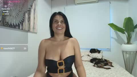 Snapshot of perla_hot4u chatting on 06/19/26, 09:51 online show from 06/19/26, 09:51