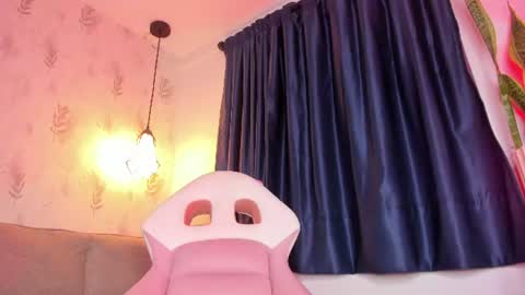 Snapshot of perlaa7 chatting on 07/19/26, 12:47 Perla online show from 07/19/26, 12:47