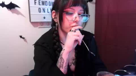 Snapshot of persephones_garden chatting on 04/08/26, 12:05 Persephone online show from 04/08/26, 12:05