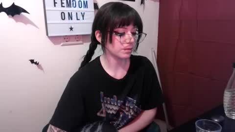 Snapshot of persephones_garden chatting on 04/09/26, 12:10 Persephone online show from 04/09/26, 12:10
