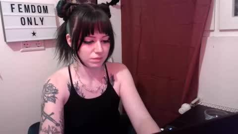 Snapshot of persephones_garden chatting on 04/21/26, 12:11 Persephone online show from 04/21/26, 12:11
