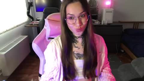 Snapshot of petal_dust_ chatting on 04/28/26, 01:27 petal_dust_ online show from 04/28/26, 01:27