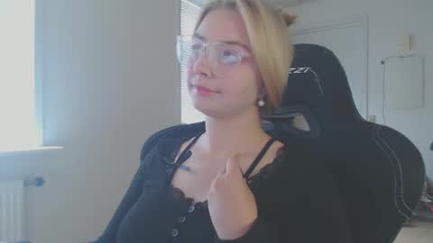 petalkiss online show from 09/13/25, 12:49