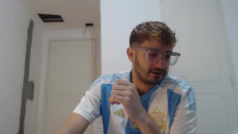 Snapshot of peter_x_annaud chatting on 02/04/25, 02:53 FELIPE online show from 02/04/25, 02:53