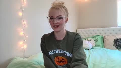 Snapshot of petite_cupcake chatting on 10/27/25, 05:39 Little cupcake online show from 10/27/25, 05:39