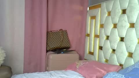 Snapshot of petite_lunar chatting on 11/16/25, 02:55 Lunar online show from 11/16/25, 02:55