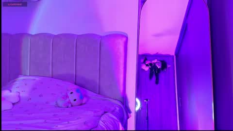 Snapshot of petite_marie_ chatting on 10/31/25, 12:22 petite_marie_ online show from 10/31/25, 12:22