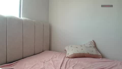 Snapshot of petite_marie_ chatting on 11/17/25, 10:15 petite_marie_ online show from 11/17/25, 10:15