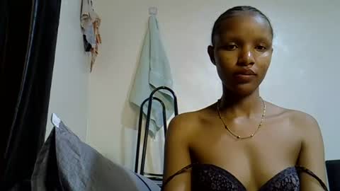 Snapshot of petite_melinda chatting on 06/20/26, 04:21 petite_melinda online show from 06/20/26, 04:21