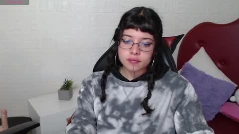 Snapshot of petite_melodyy chatting on 03/31/26, 02:50 Melody online show from 03/31/26, 02:50