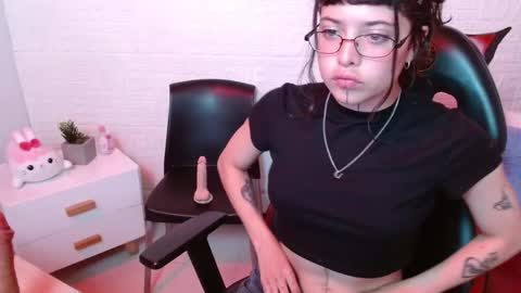 Snapshot of petite_melodyy chatting on 04/07/26, 02:50 Melody online show from 04/07/26, 02:50