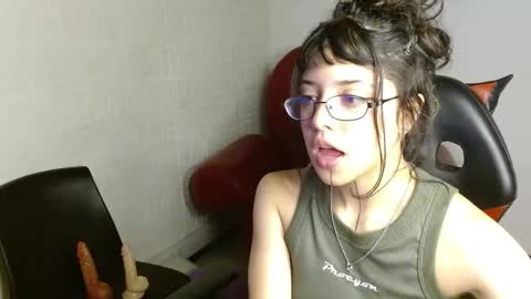 Snapshot of petite_melodyy chatting on 04/10/26, 02:44 Melody online show from 04/10/26, 02:44