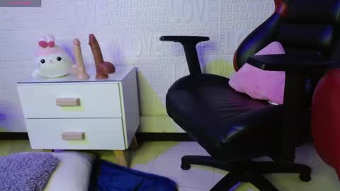 Snapshot of petite_melodyy chatting on 04/17/26, 02:20 Melody online show from 04/17/26, 02:20