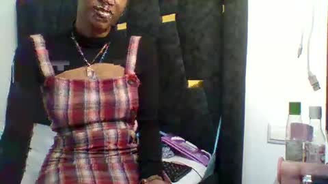 Snapshot of petite_princes chatting on 12/09/24, 06:25 petite_princes online show from 12/09/24, 06:25