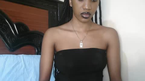 Snapshot of petite_princes chatting on 03/12/25, 12:36 petite_princes online show from 03/12/25, 12:36