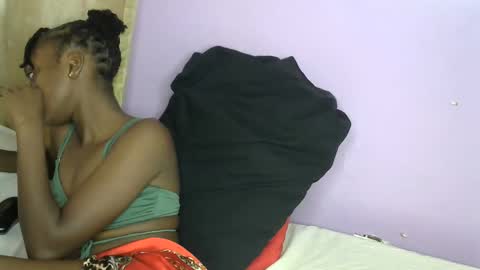 petite_star2 online show from 11/10/25, 10:36