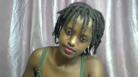 petite_star2 online show from 12/18/25, 08:42