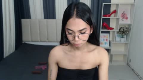 Snapshot of petiteasianyukie chatting on 10/25/25, 05:37 Yukie online show from 10/25/25, 05:37