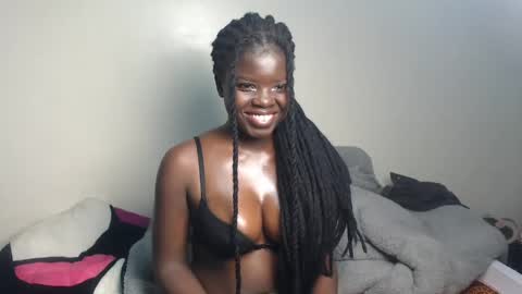 Snapshot of petitebeautyy chatting on 05/25/26, 10:27 petitebeautyy online show from 05/25/26, 10:27