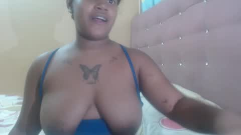 Snapshot of petitechocolatemommy chatting on 11/19/25, 06:52 petitechocolatemommy online show from 11/19/25, 06:52