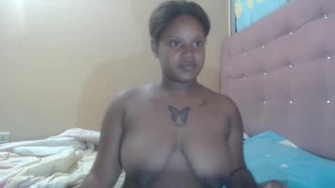 Snapshot of petitechocolatemommy chatting on 11/26/25, 01:06 petitechocolatemommy online show from 11/26/25, 01:06