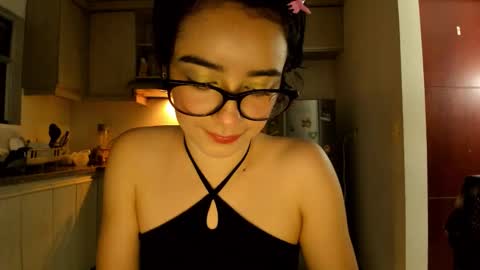 Snapshot of petitee_lunna chatting on 03/25/26, 01:00 Lunna online show from 03/25/26, 01:00