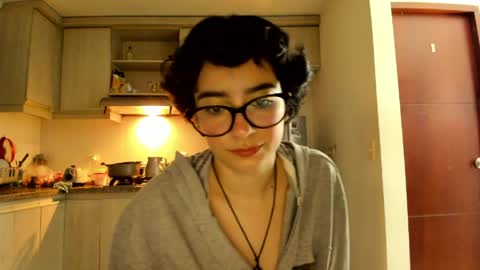 Snapshot of petitee_lunna chatting on 04/01/26, 12:44 Lunna online show from 04/01/26, 12:44