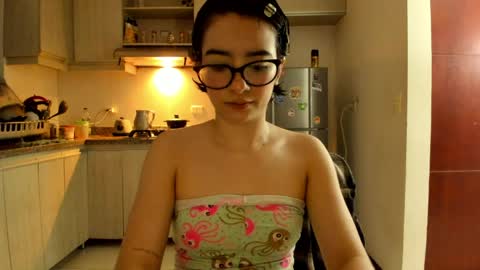 Snapshot of petitee_lunna chatting on 04/11/26, 01:43 Lunna online show from 04/11/26, 01:43