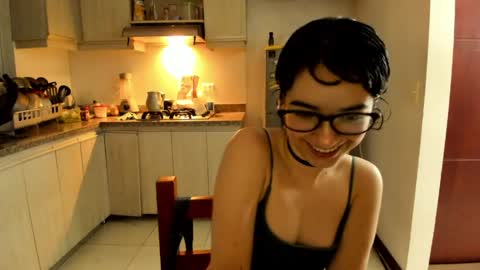 Snapshot of petitee_lunna chatting on 04/26/26, 12:19 Lunna online show from 04/26/26, 12:19