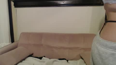 Snapshot of petitegirluvsdick chatting on 01/13/25, 11:27 Bella online show from 01/13/25, 11:27