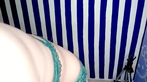 Snapshot of petiteivoryqueen chatting on 03/31/26, 05:08 danna online show from 03/31/26, 05:08