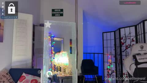 Snapshot of petitejewel chatting on 09/19/25, 09:32 Jules online show from 09/19/25, 09:32