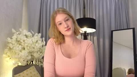 Snapshot of petitelz chatting on 11/12/25, 06:19 Elza online show from 11/12/25, 06:19