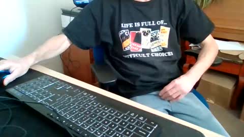 Snapshot of petitwilly chatting on 03/19/26, 09:35 petitwilly online show from 03/19/26, 09:35