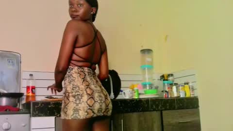 Snapshot of pettitemellany chatting on 02/06/25, 10:43 pettitemellany online show from 02/06/25, 10:43