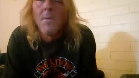 Snapshot of pevinu chatting on 09/28/25, 01:55 Hugh Pervert online show from 09/28/25, 01:55