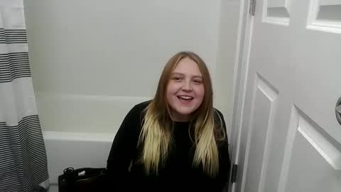 Snapshot of phatassblond chatting on 12/21/24, 01:15 PhatAssBlond online show from 12/21/24, 01:15