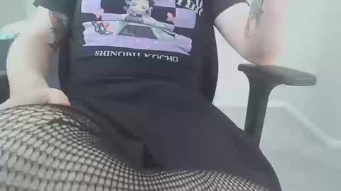 Snapshot of philiies08 chatting on 10/15/25, 05:02 Mia online show from 10/15/25, 05:02