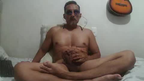 Snapshot of pieslatinos chatting on 04/09/26, 05:40 pieslatinos online show from 04/09/26, 05:40